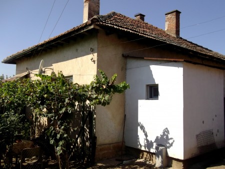 Spacious country house with nice garden located in a quiet village in Bulgaria