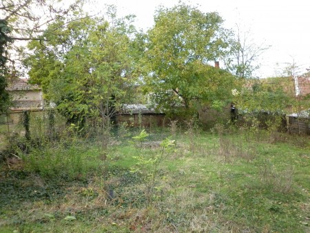 Partially renovated country house with barn and plot of land near the center of  Galatin, Bulgaria