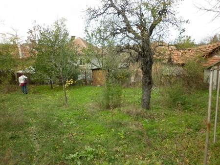 Partially renovated country house with barn and plot of land near the center of  Galatin, Bulgaria