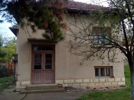 Old country house with plot of land situated in a village 25 km away from Vratsa, Bulgaria