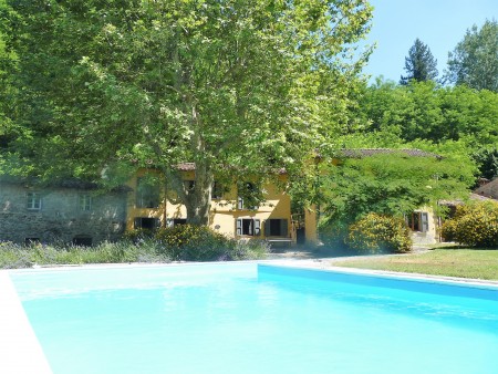 Enchanting Tuscan country home with swimming-pool,beautiful gardens and 10 ha of woodland