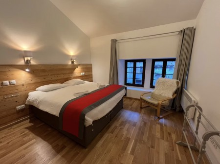 Beautiful Apartment By a Lake with Income Stream