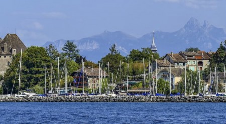 Beautiful Apartment By a Lake with Income Stream