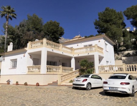 High End Detached Villa with Swimming Pool