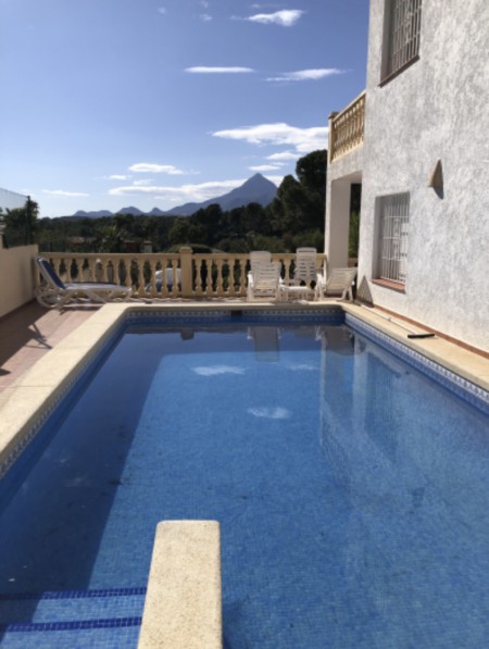 High End Detached Villa with Swimming Pool