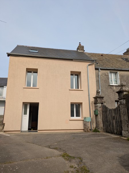 Charming Fully Renovated Farmhouse by the sea