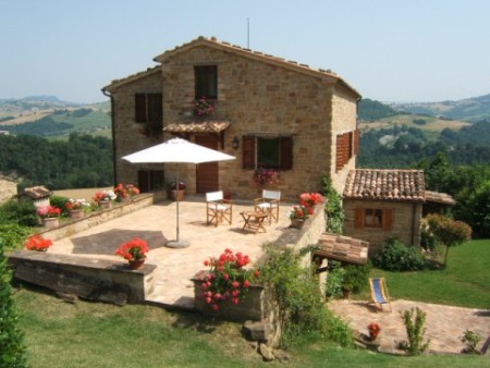 Renovated honey-coloured stone house in Le Marche, with stunning views of the Monti Sibillini