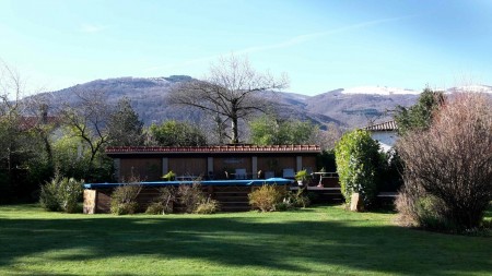 Superb 5-bed country home/B&B with pool in foothills of Pyrenees